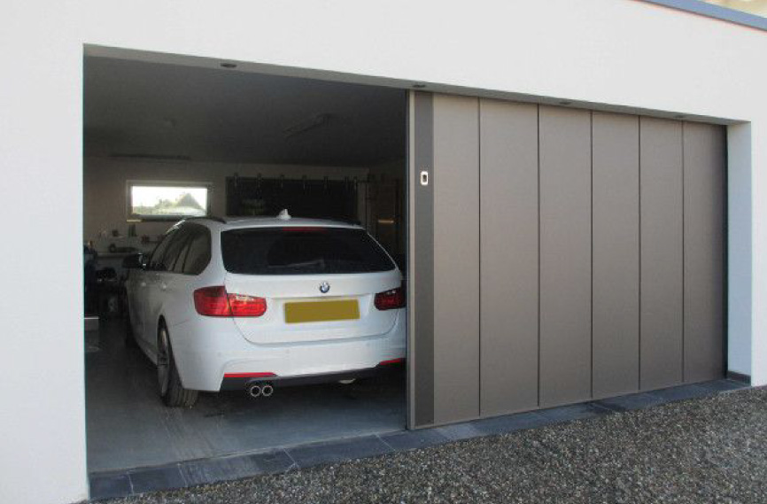 Moderna stranska sekcijska garazna vrata, ki so v momentu odpiranja.